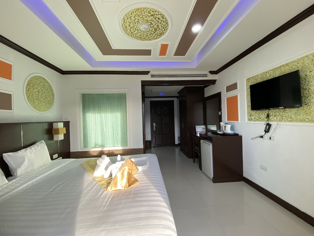 DELUXE, KING BED, CITY VIEW