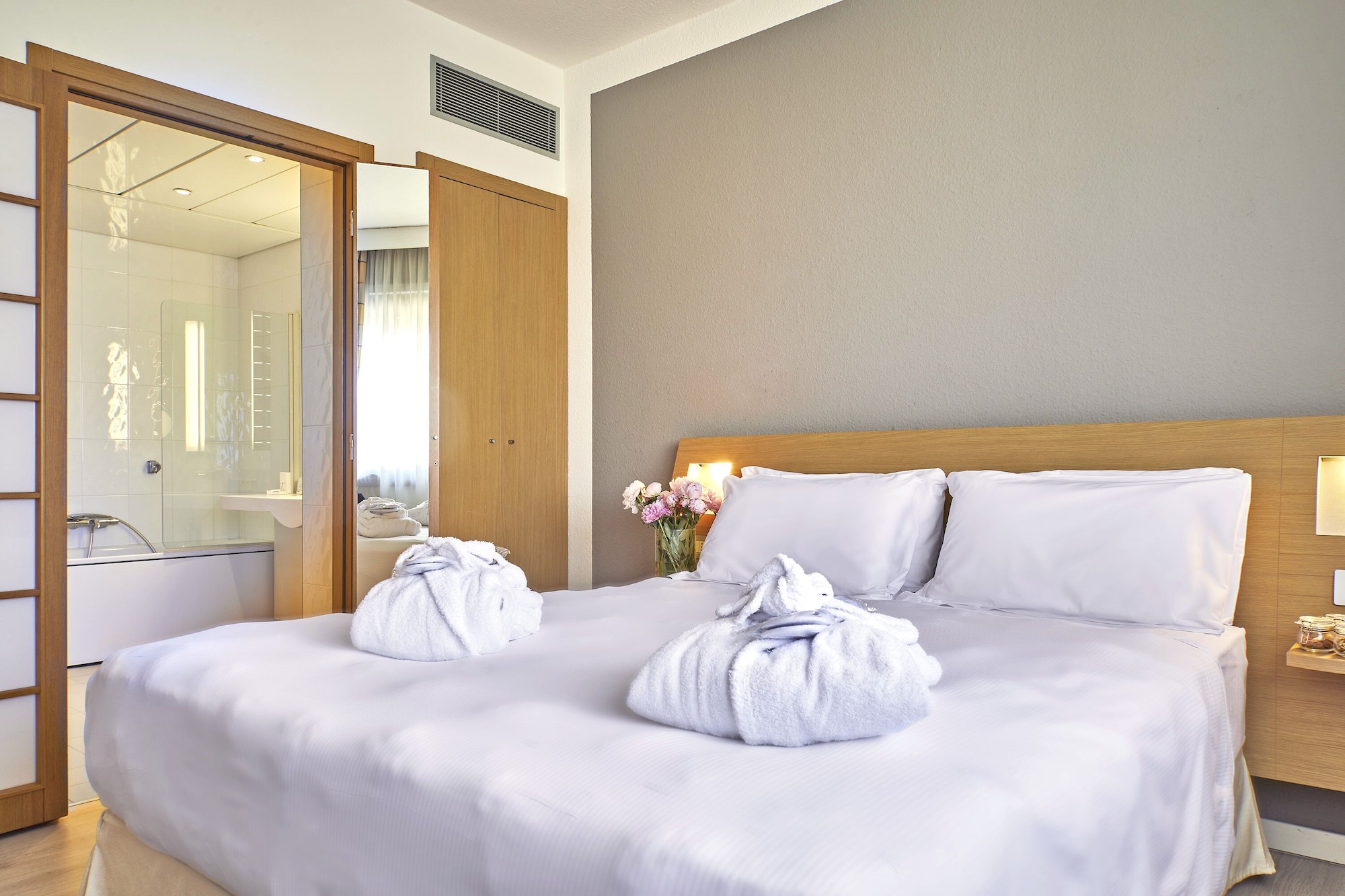 Comfort, Suite, Queen Bed, Sofa