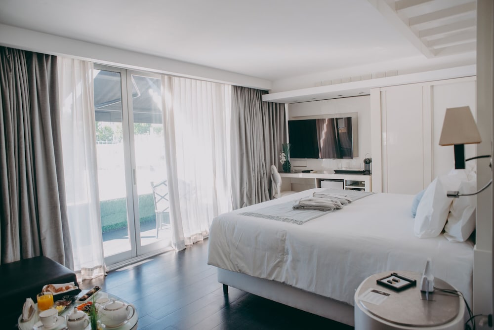 1828 Smart Hotel 12/69