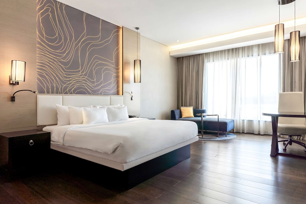 Collection, Superior, King Bed 2/10