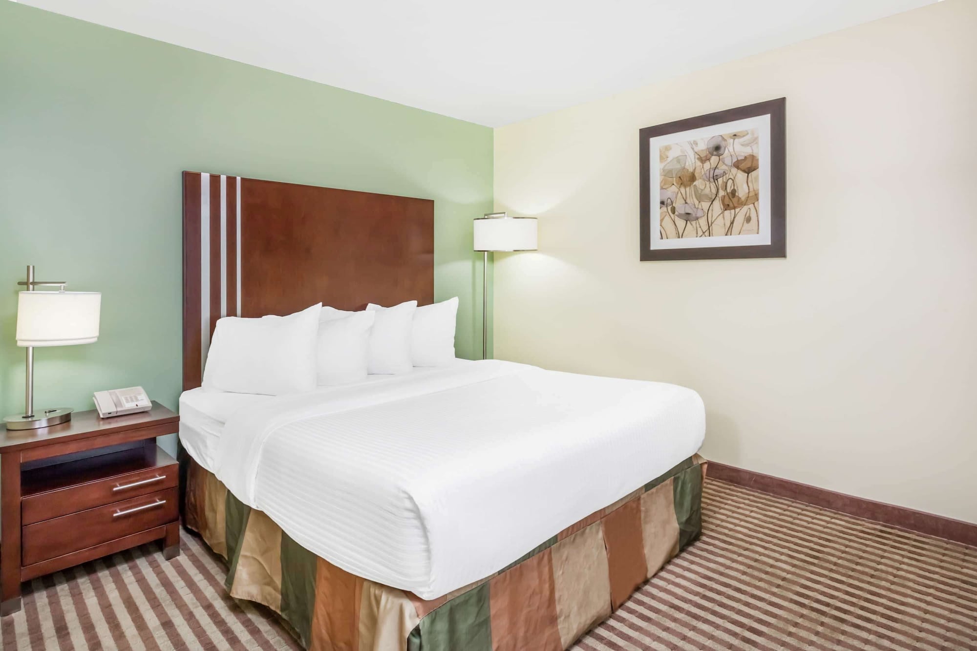 Efficiency, King Bed, Queen Bed, Ground Floor، Ramada by Wyndham Carlyle 8/13
