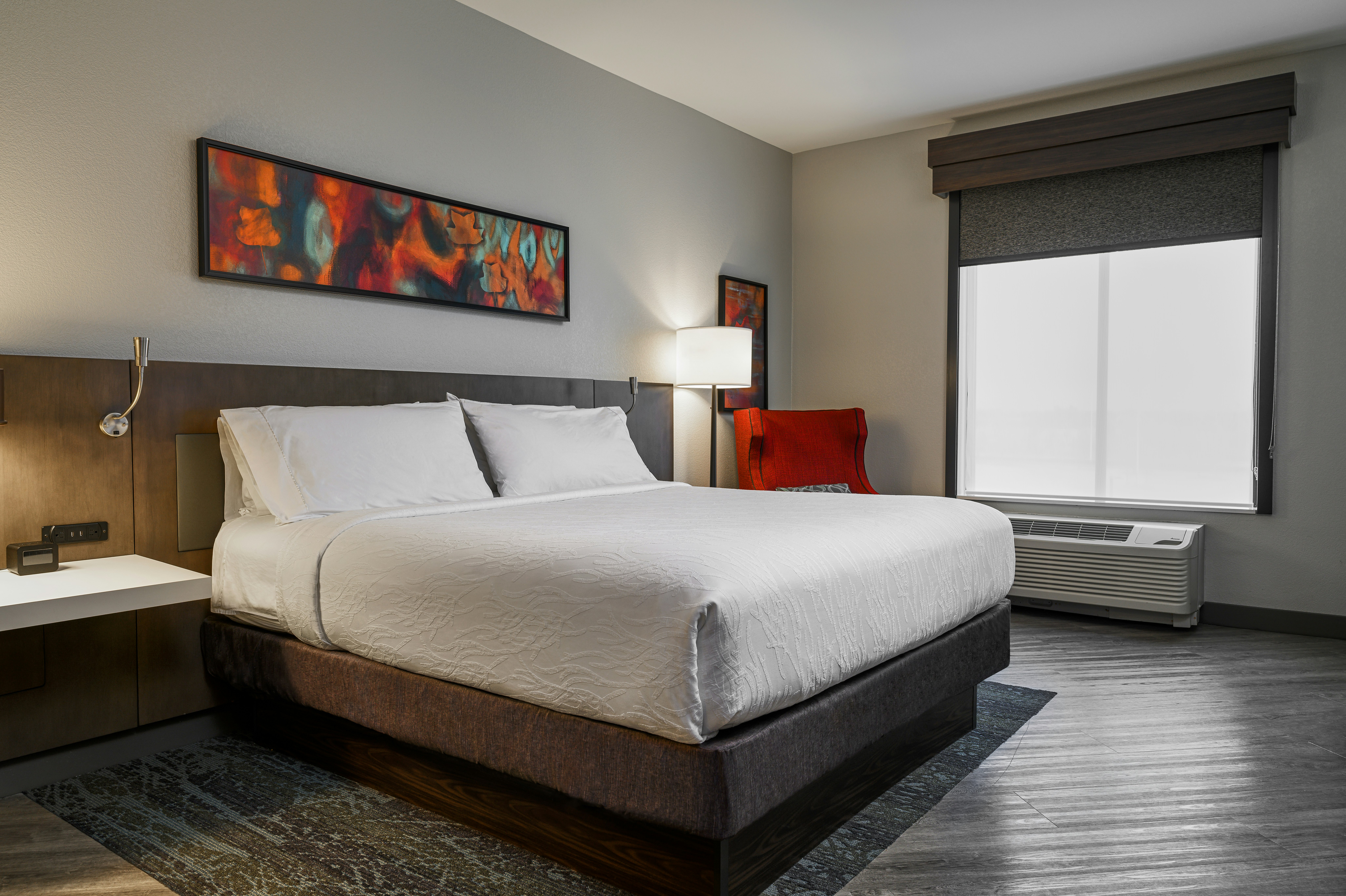 DELUXE, KING BED