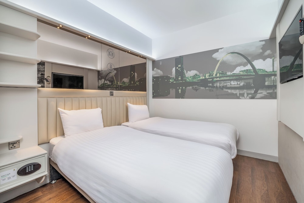 CLASSIC, TWIN BEDS, NO WINDOW