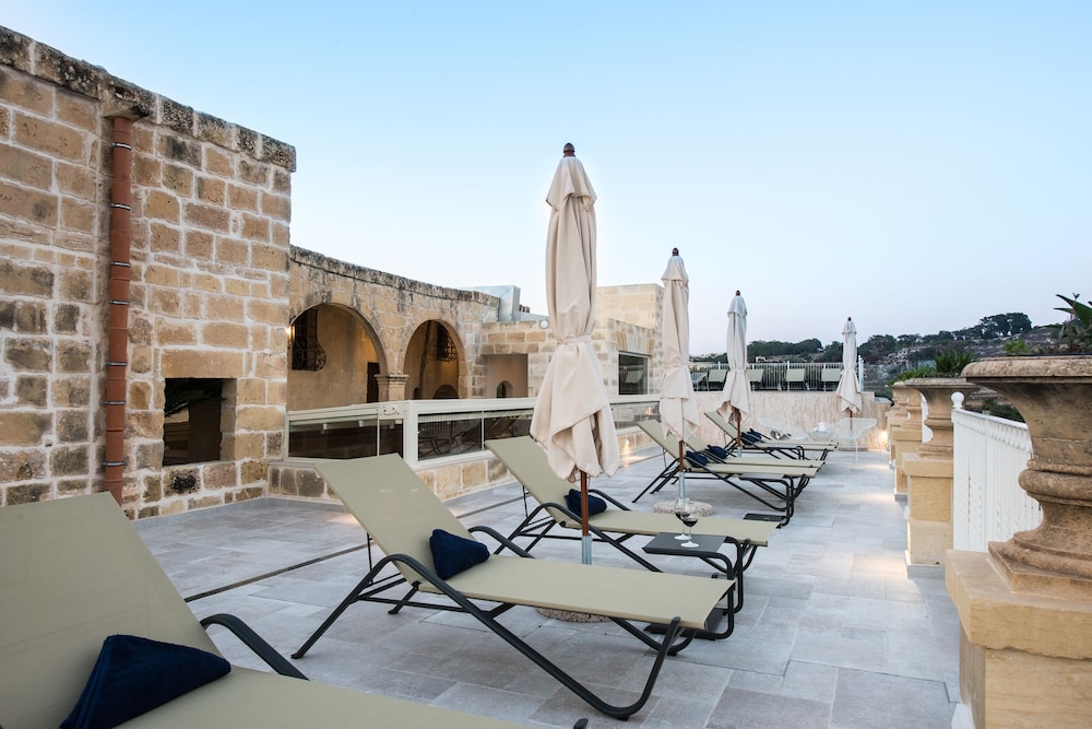 Cesca Boutique Hotel 24/30