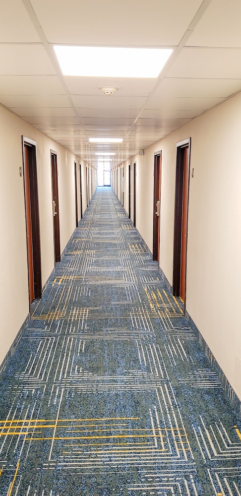 American Inn and Suites Ferndale 23/25