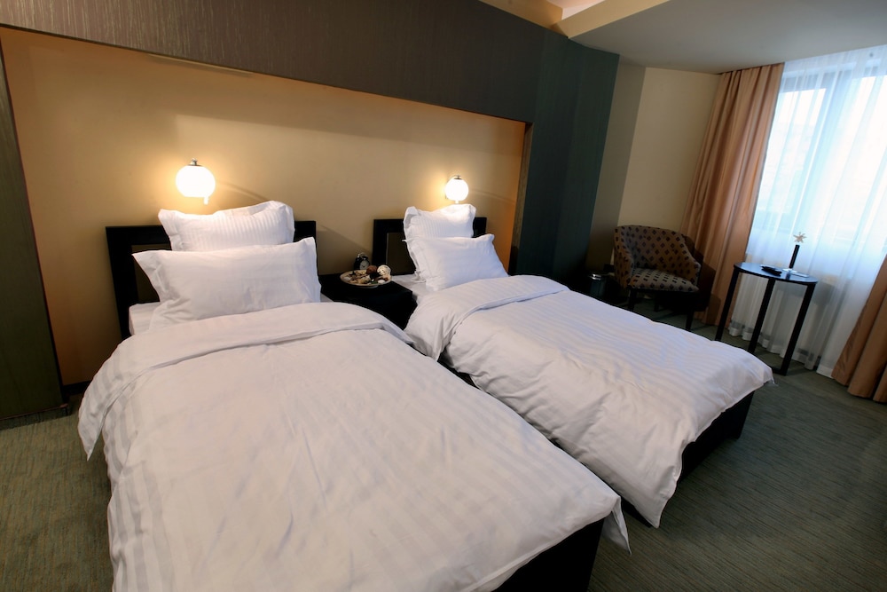 STANDARD, TWIN BEDS, RIVER VIEW
