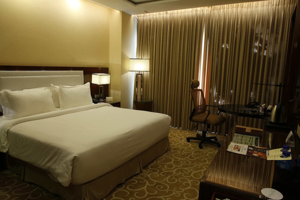 PREMIER, DELUXE, KING BED