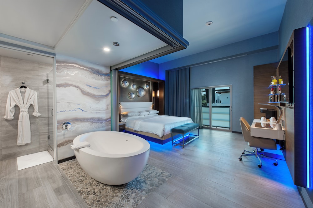 Shade Hotel Manhattan Beach 50/50