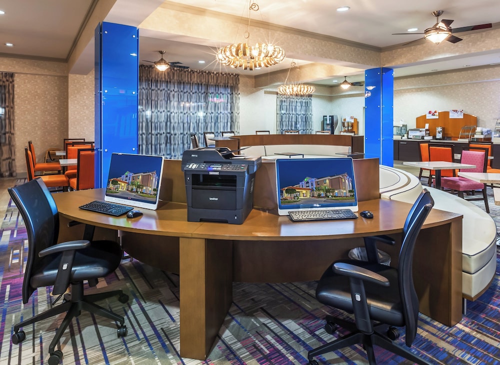 Holiday Inn Express Hotel And Suites Houston East 37/50
