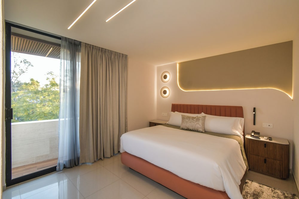 Master, Suite, King Bed, Balcony