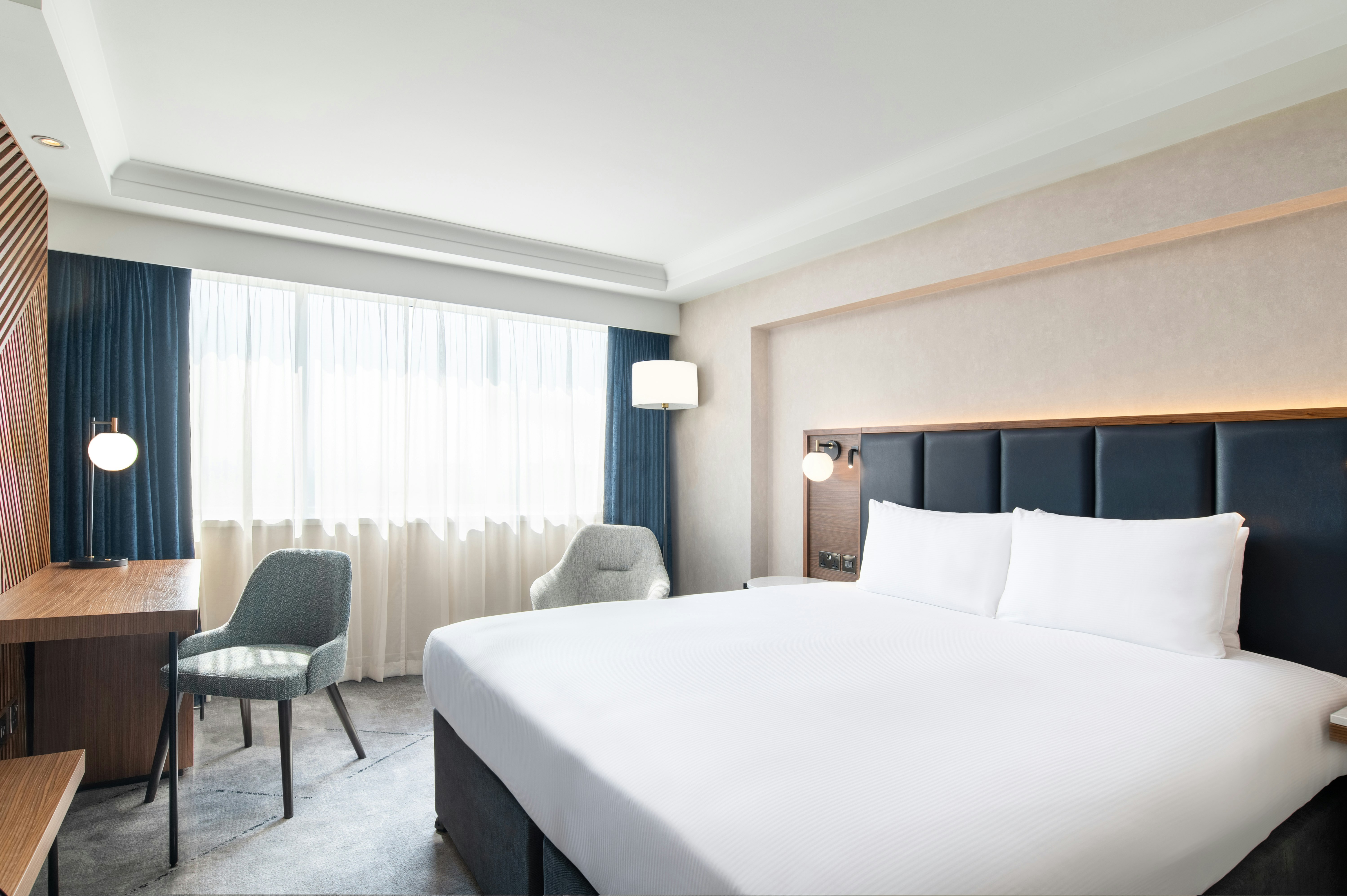 DELUXE, KING BED