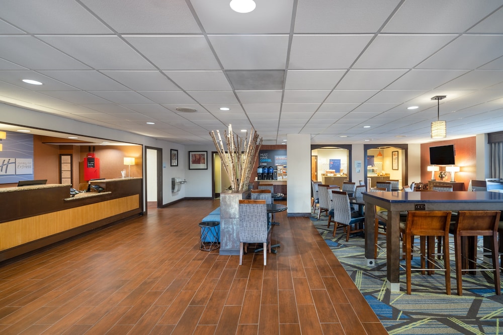 Holiday Inn Express Forsyth 37/42