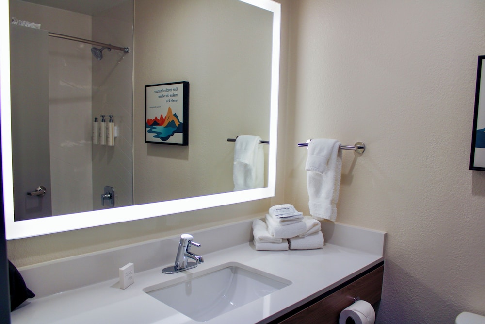 غرفة قياسية بسرير كينج، The Cairn Hotel 5/6