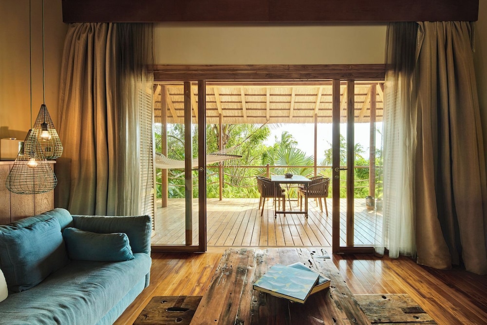 SUITE, KING BED