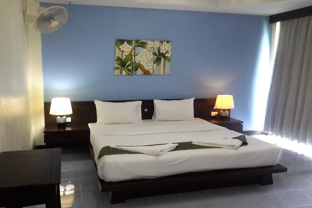J Hotel 9/51