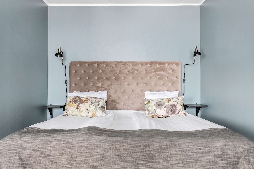 Superior, King Bed, Sofa