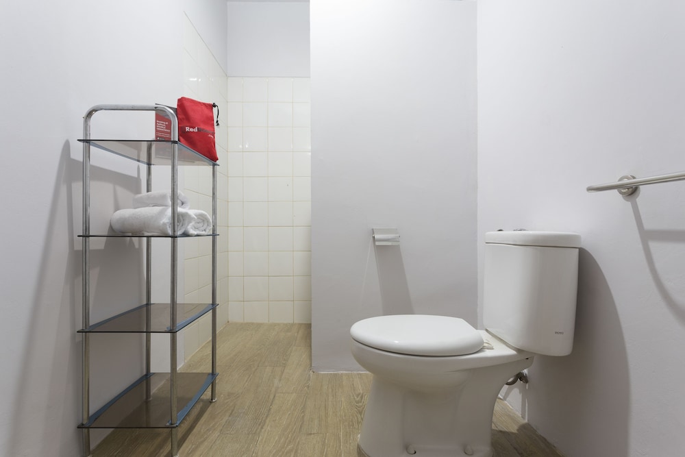 Reddoorz Plus Near Cilandak Town Square 2 8/20