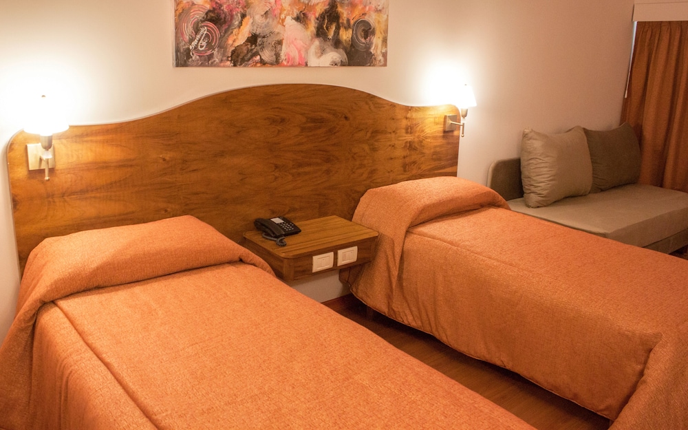 ROOM, TWIN BEDS