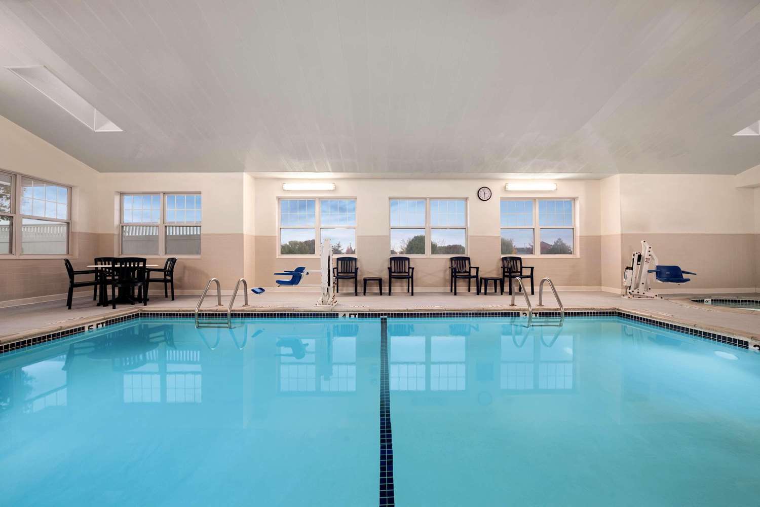 Country Inn & Suites by Radisson, Dundee, MI 11/20