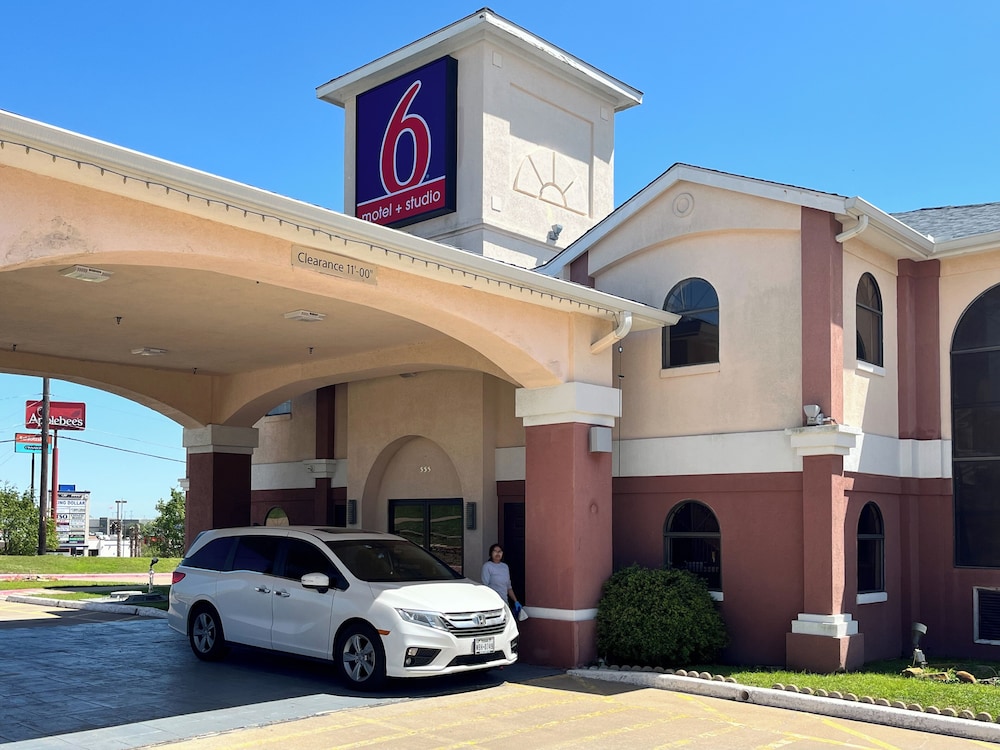 Studio6 Suites Brenham, TX 37/47
