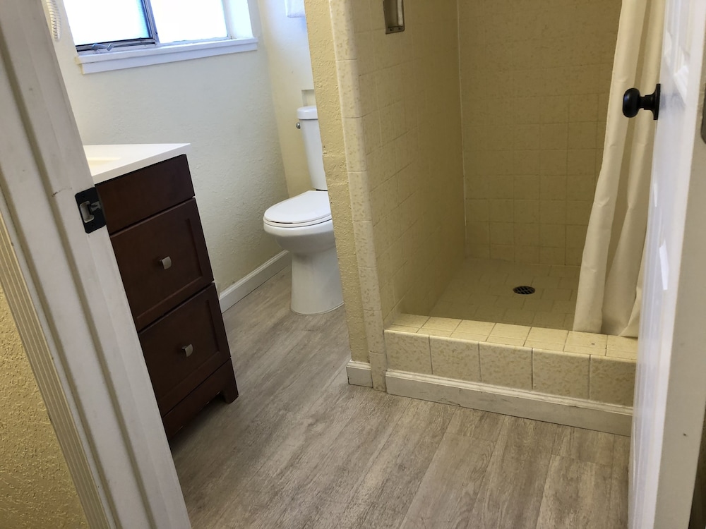 غرفة قياسية رباعية بسريرين مزدوجين، Cedar Inn & Suites 8/9