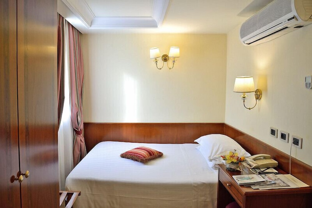 Homs Hotel 12/35
