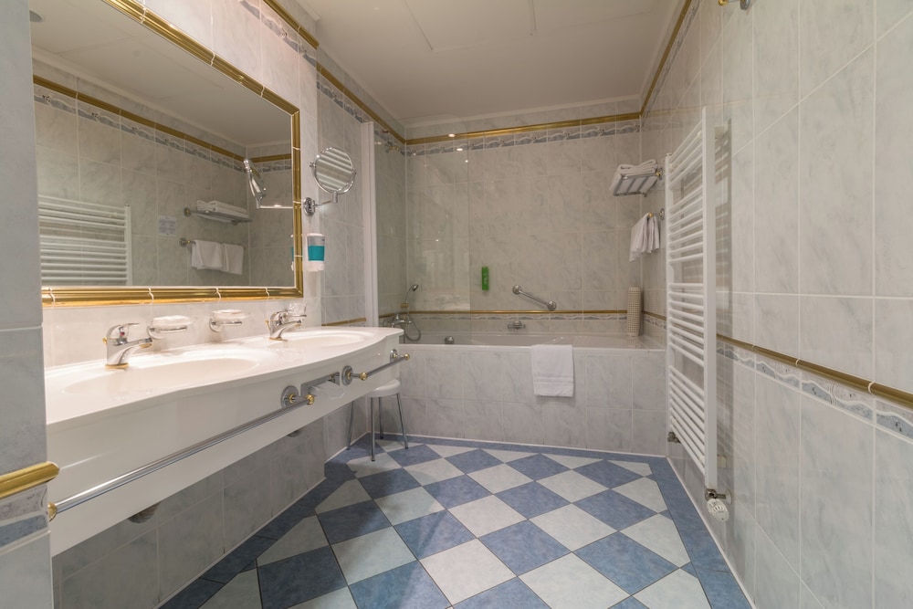 Pacific Ensana Health Spa Hotel 41/42