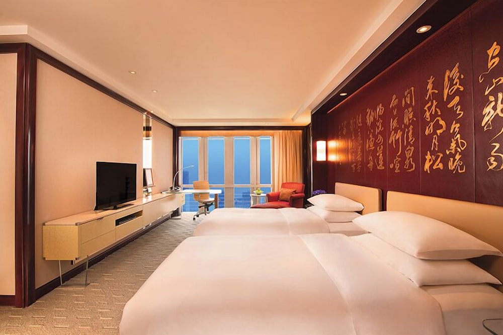 1 Queen Bed Club Access