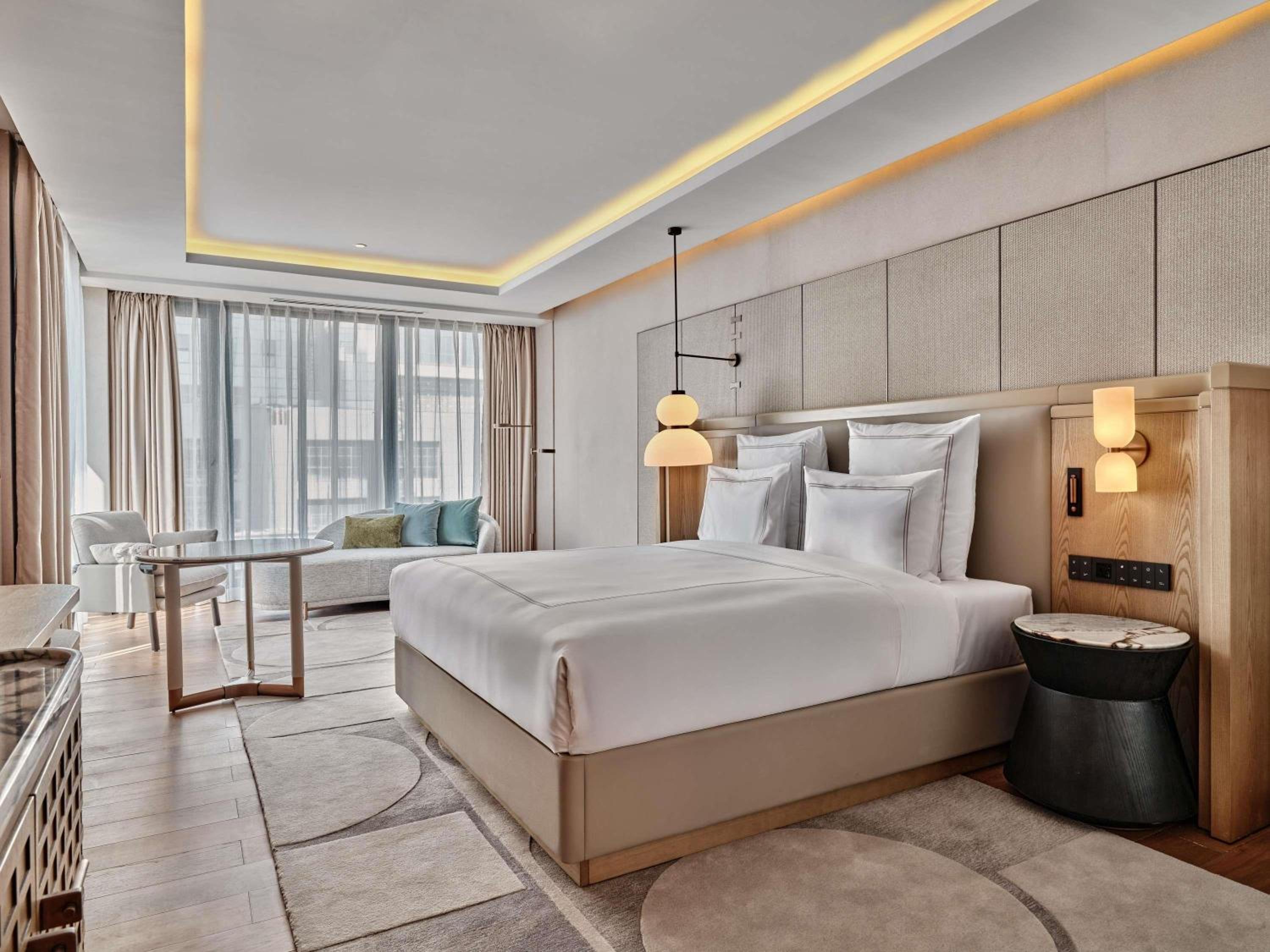 SWISS, EXECUTIVE, KING BED
