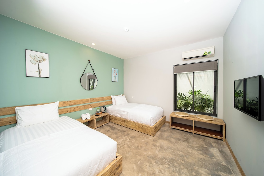 ROOM, TWIN BEDS, SHARED BATHROOM