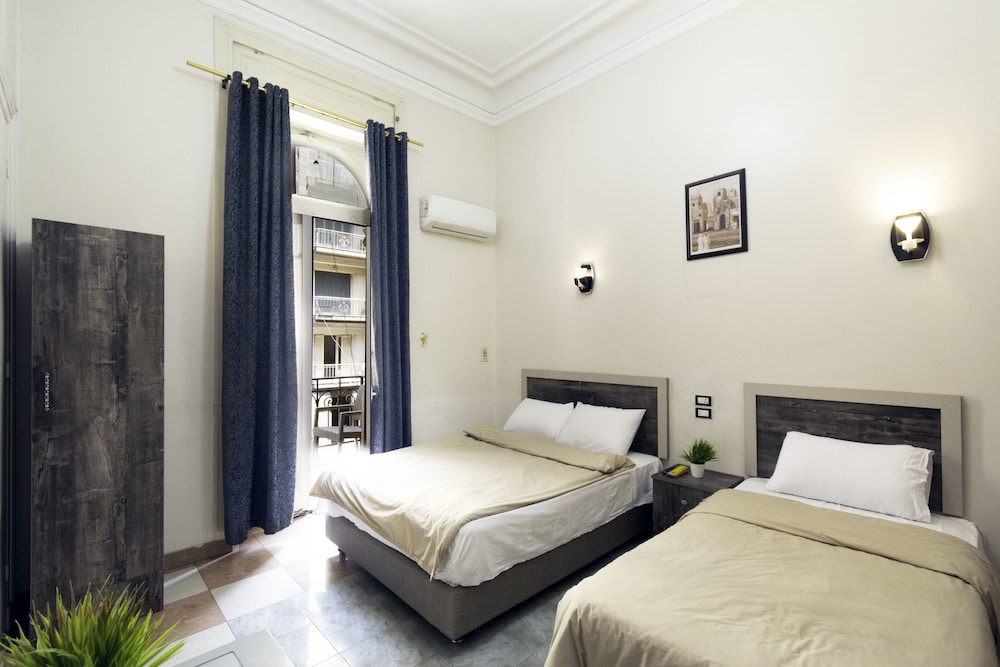 ROOM, TRIPLE, SHARED BATHROOM