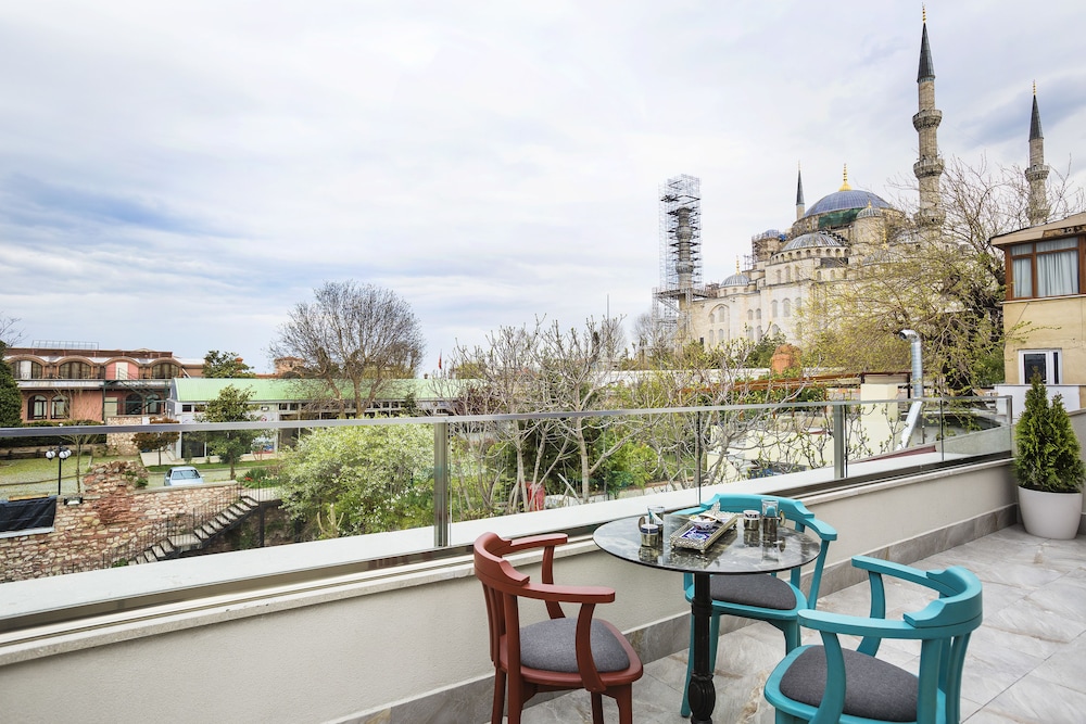 Obelisk Hotel & Suites 51/63