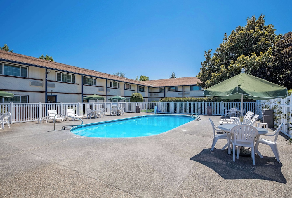 Quality Inn and Suites Medford Airport 47/51