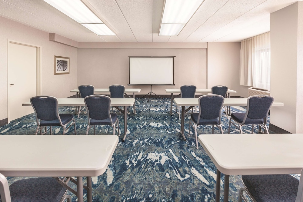 La Quinta Inn & Suites by Wyndham Philadelphia Airport 46/49