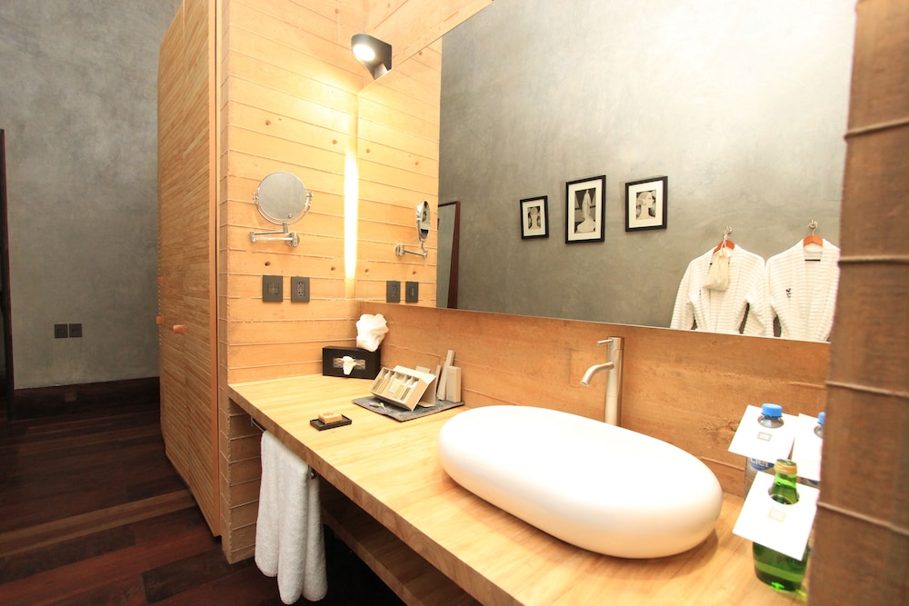 Uvence Arte + Hotel 47/50