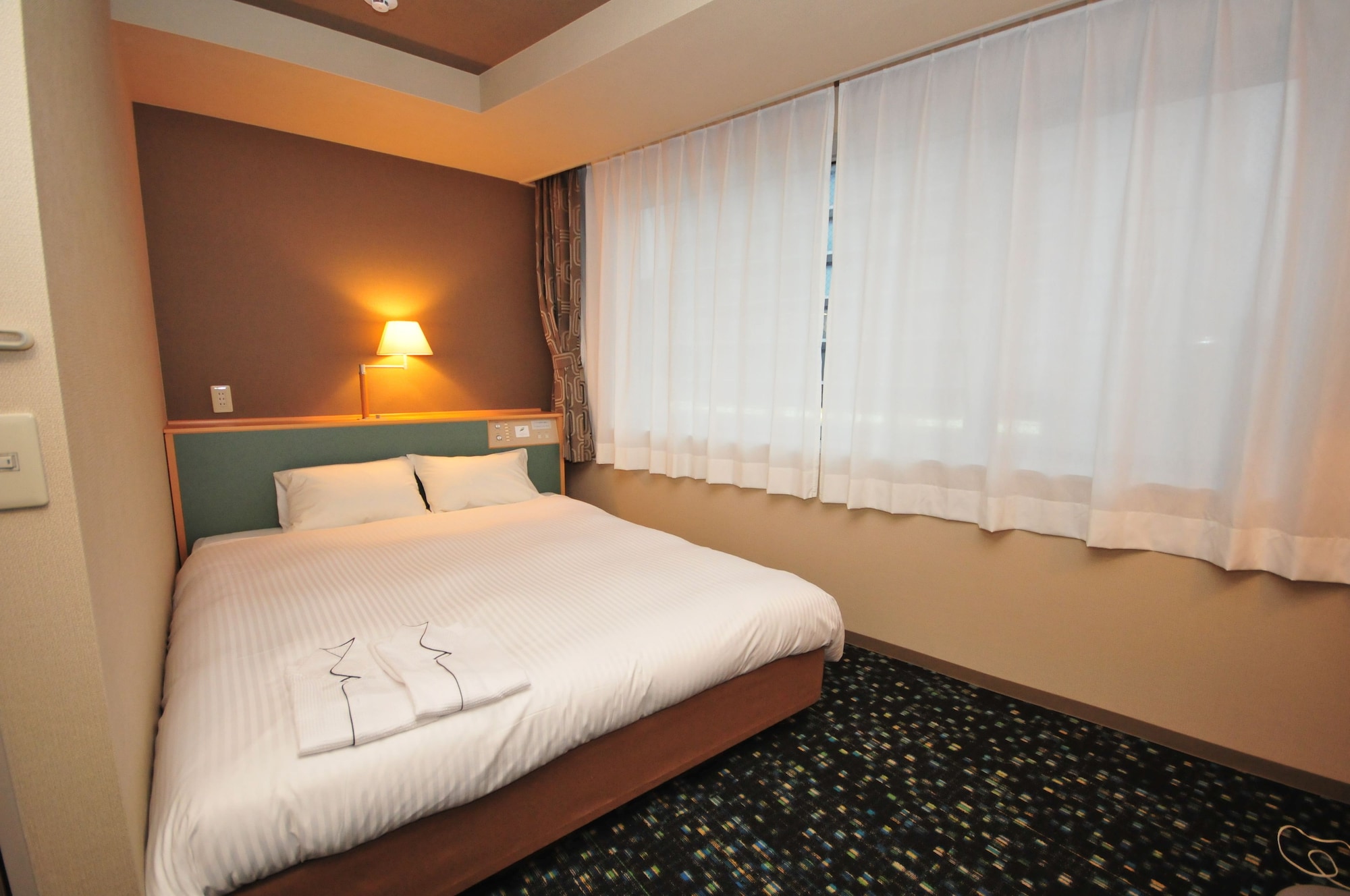 ECONOMY, DOUBLE BED, SMOKING