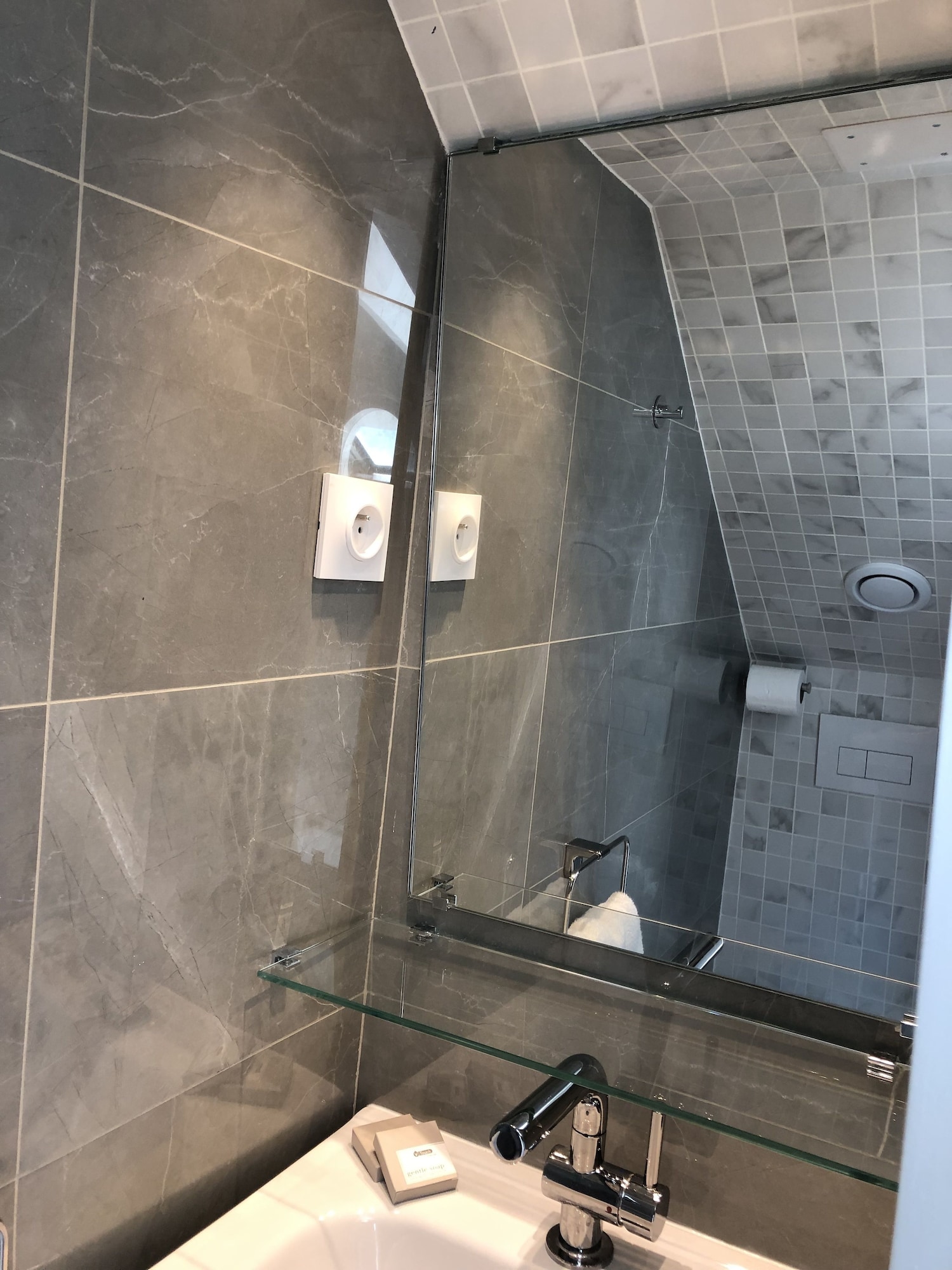 Skyline, Apartment, Double Bed, Sofa، Les Patios Du Marais 3/3