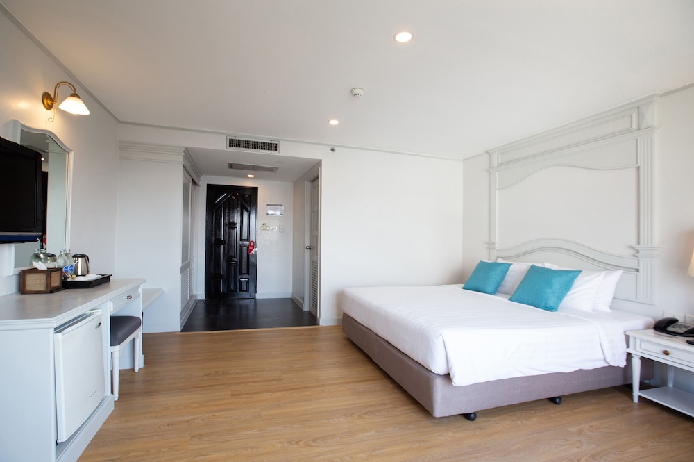 C H Hotel 13/49