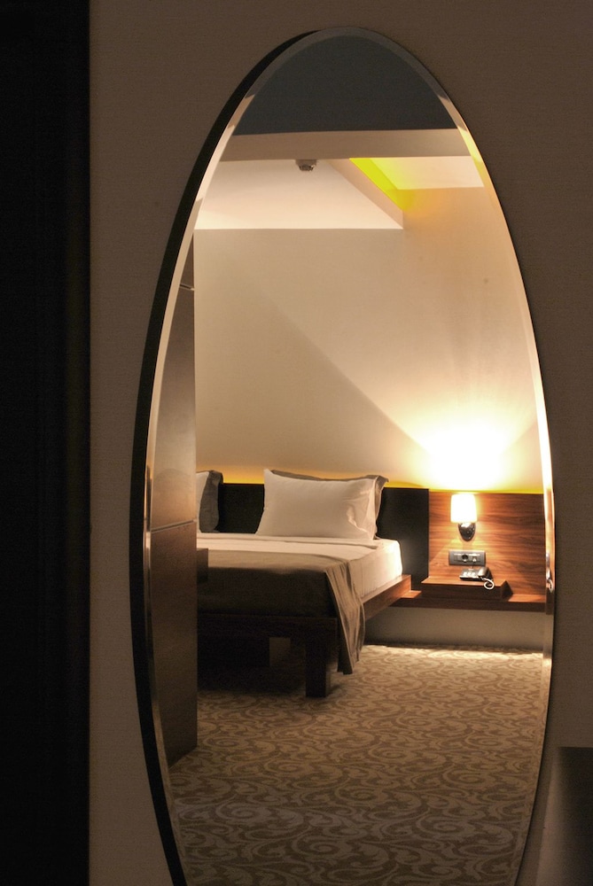 Madame Tadia Hotel 8/43