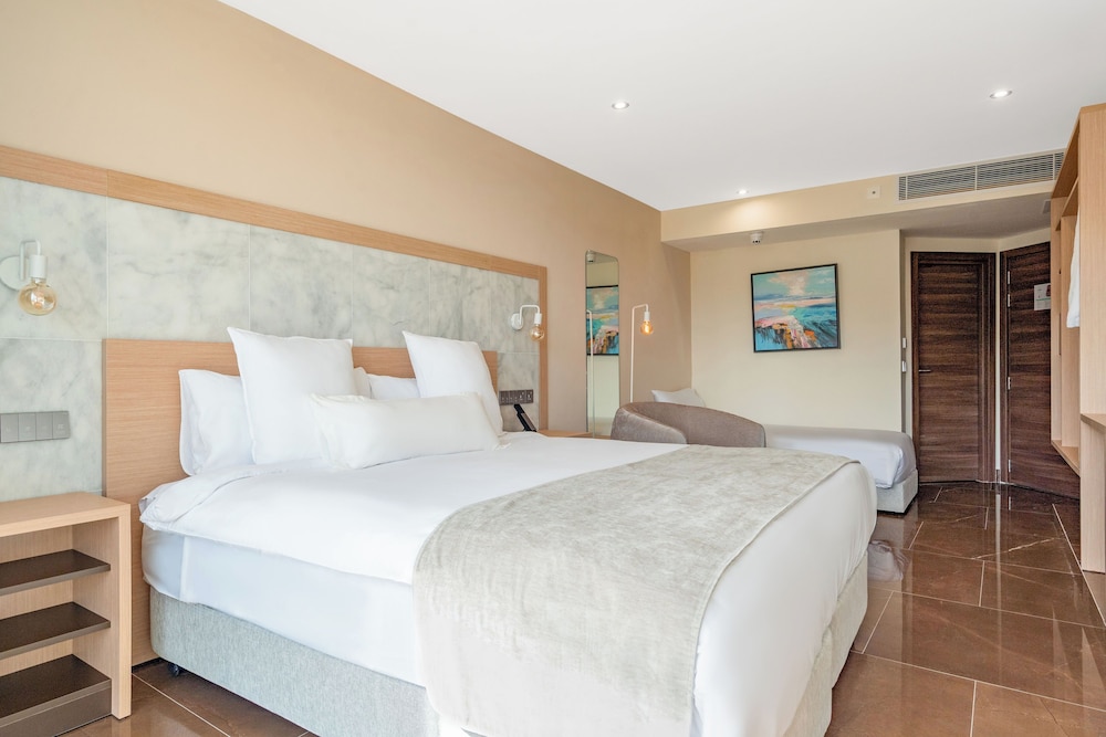 Reef Hotel & Spa 38/87