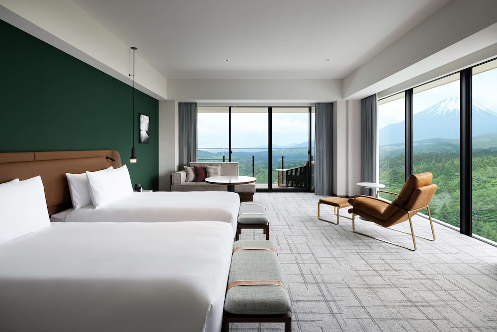 Deluxe, Twin Beds, Fountain View, Corner