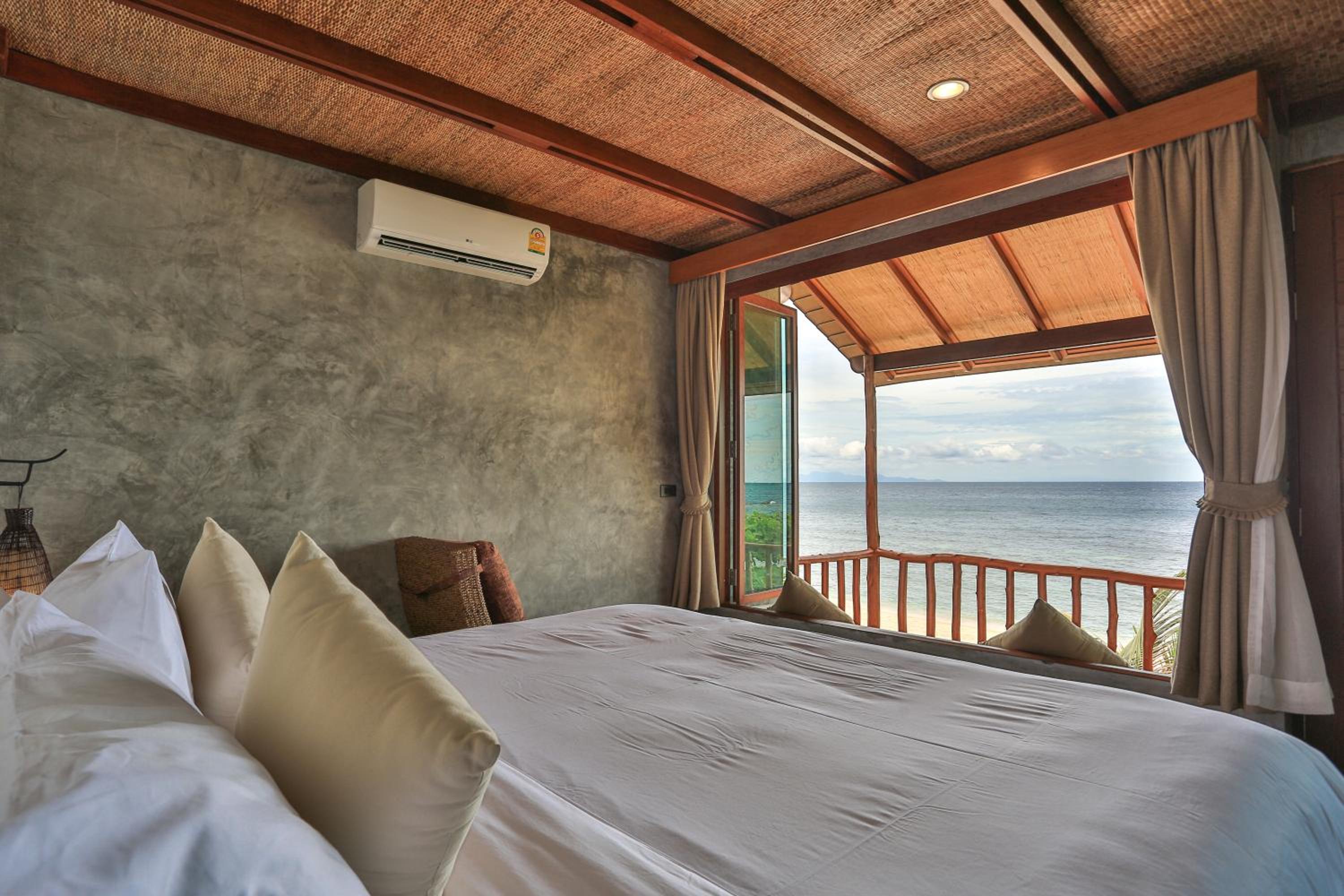 Deluxe, Beach Front