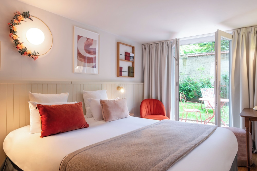 SUPERIOR, DOUBLE OR TWIN BED