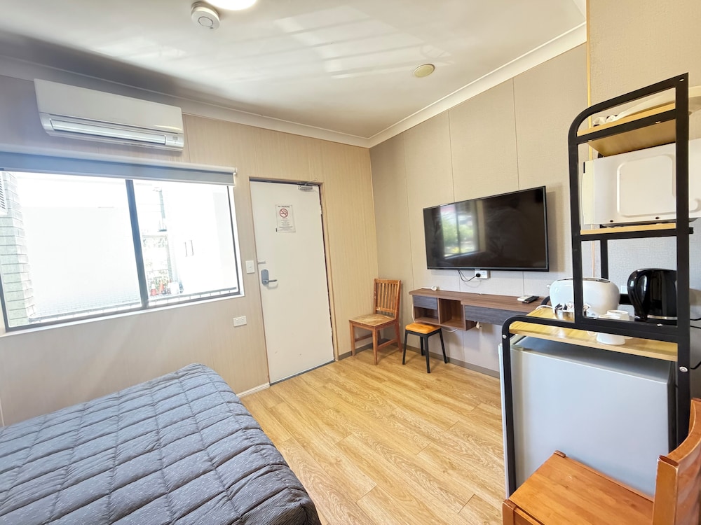 Budget, Queen Bed 2/6