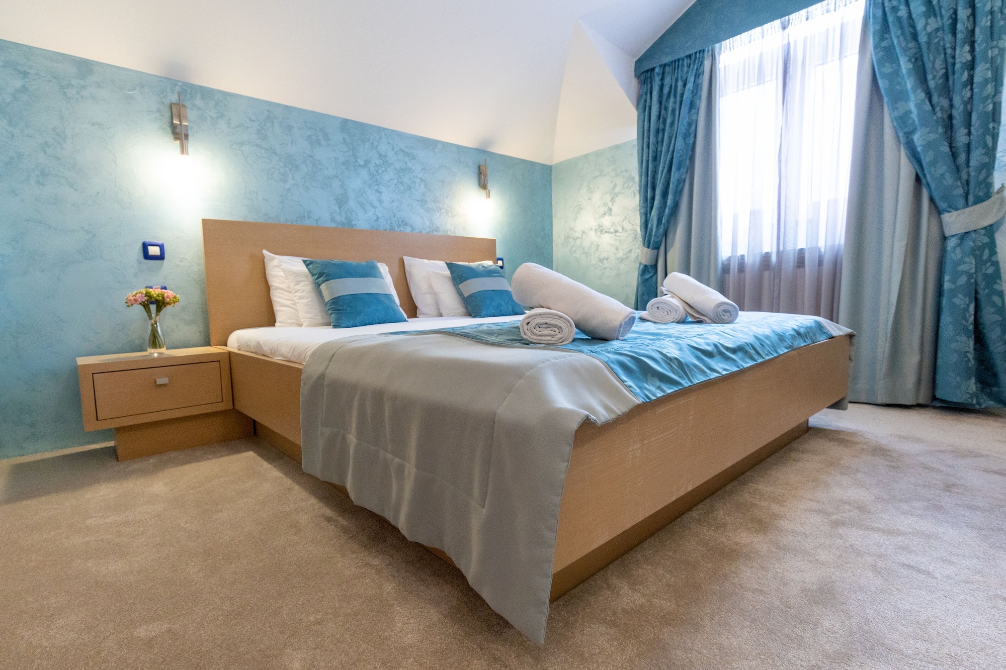 SUPERIOR, DOUBLE OR TWIN BED