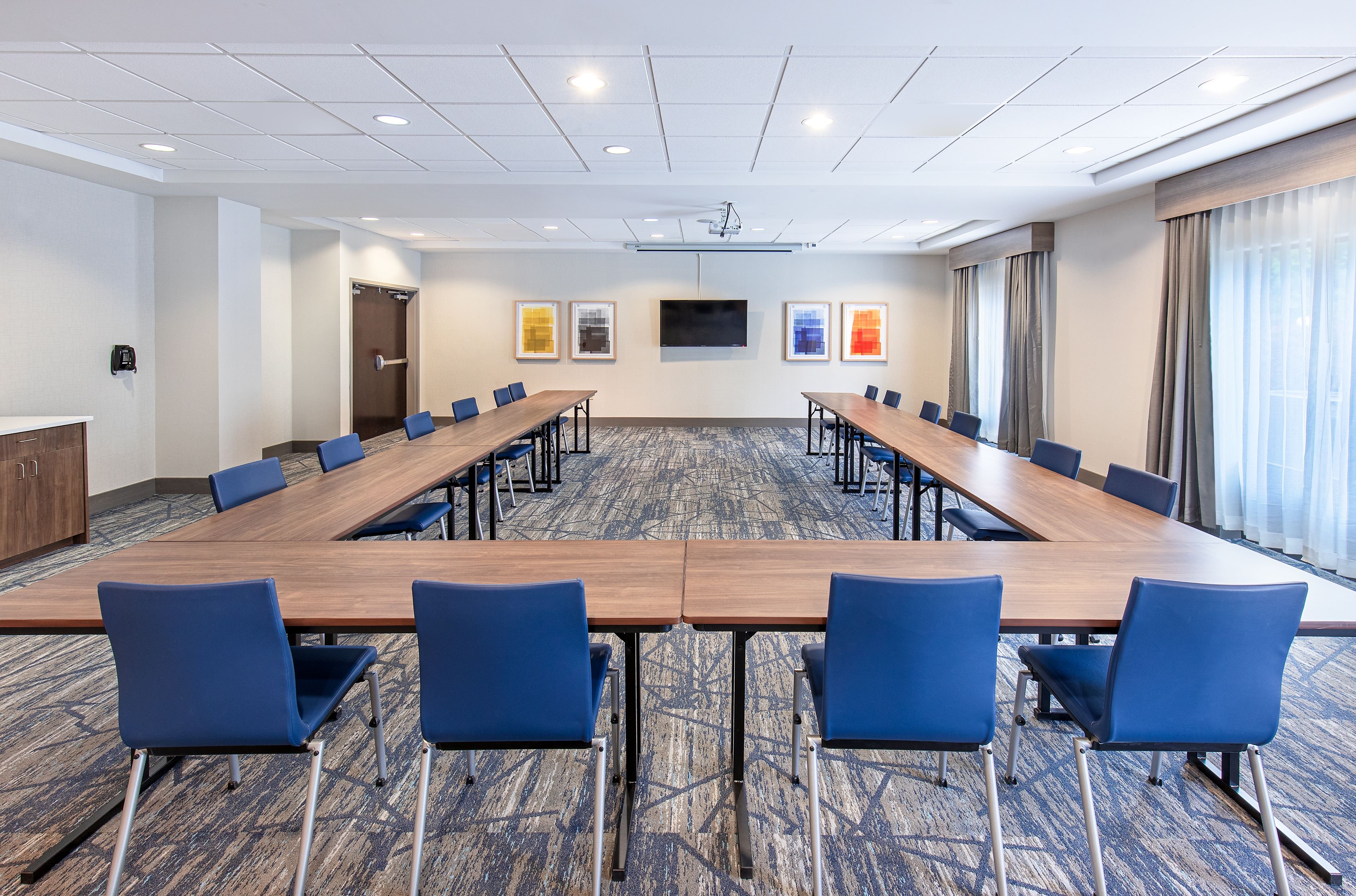 Holiday Inn Express Hotel And Suites Cleveland Northwest 55/61