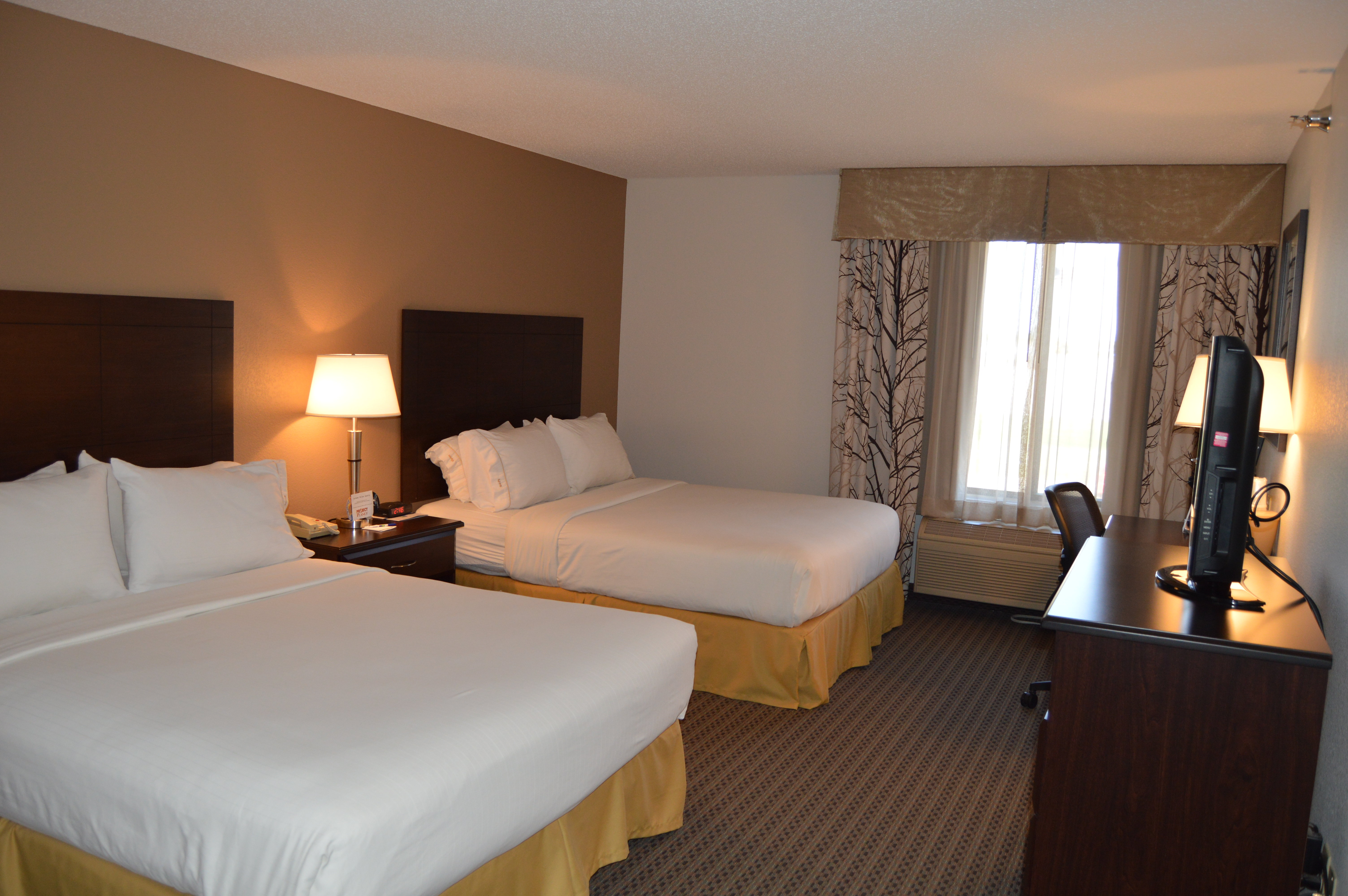 Holiday Inn Express Hotel Suites Winner 26/74