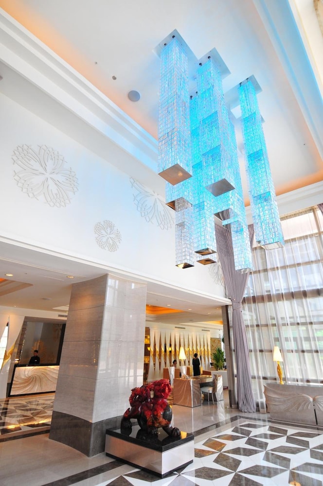 MONARCH SKYLINE HOTEL 3/48