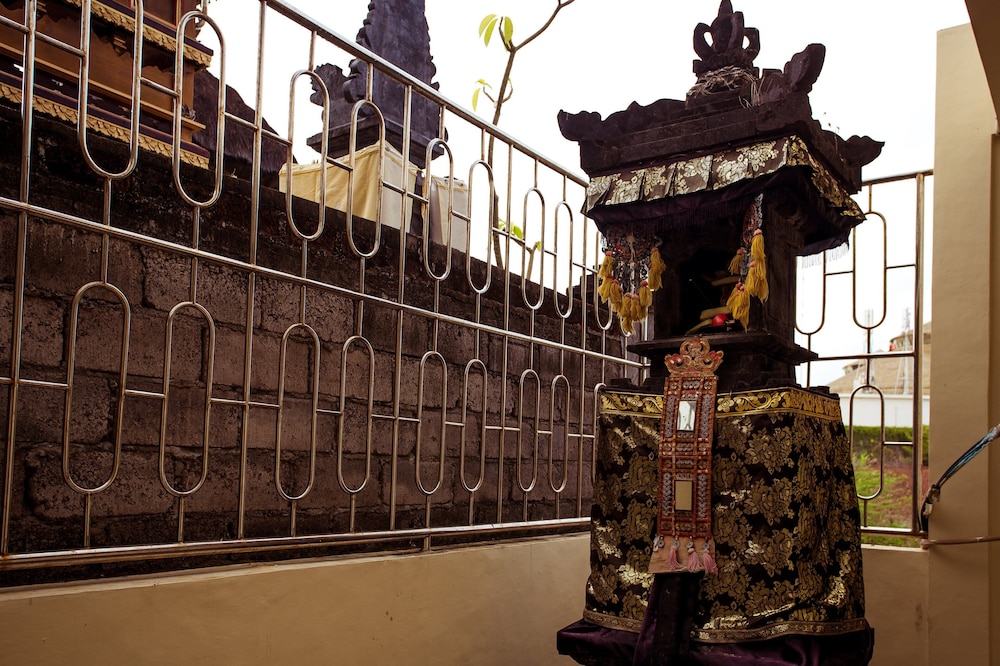 Segara Sadhu Inn 60/62