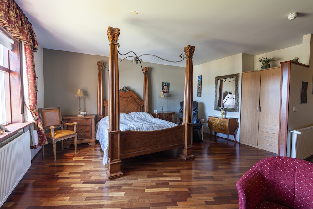 HOTEL KRIUNES 34/83